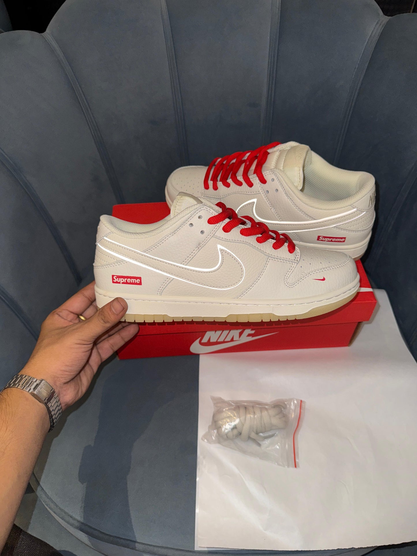 Nike sb dunk x supreme white red radium