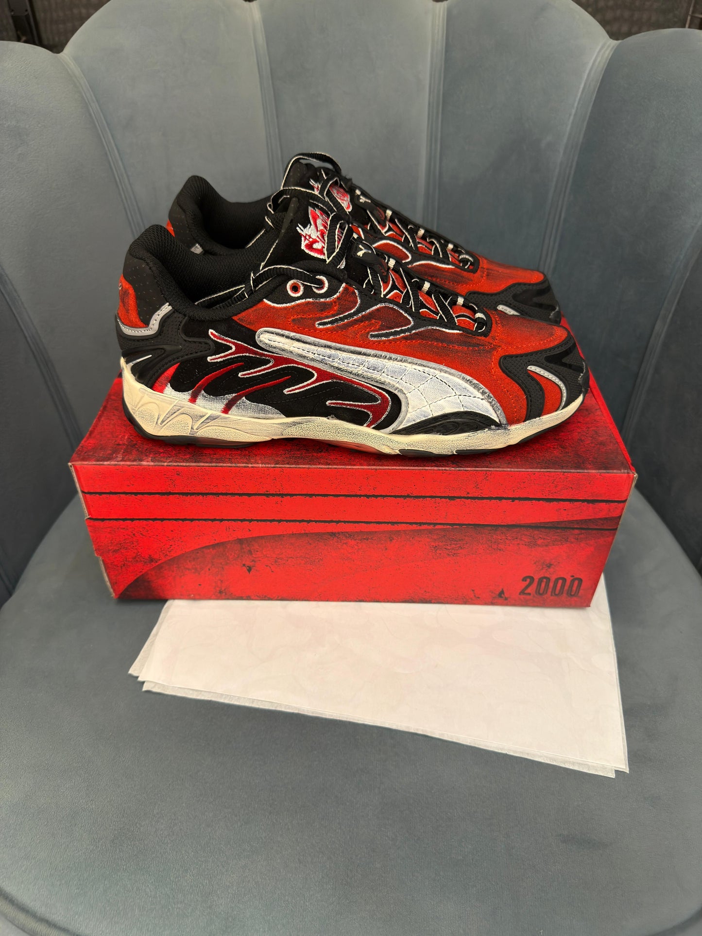 Puma inhale asap red white black