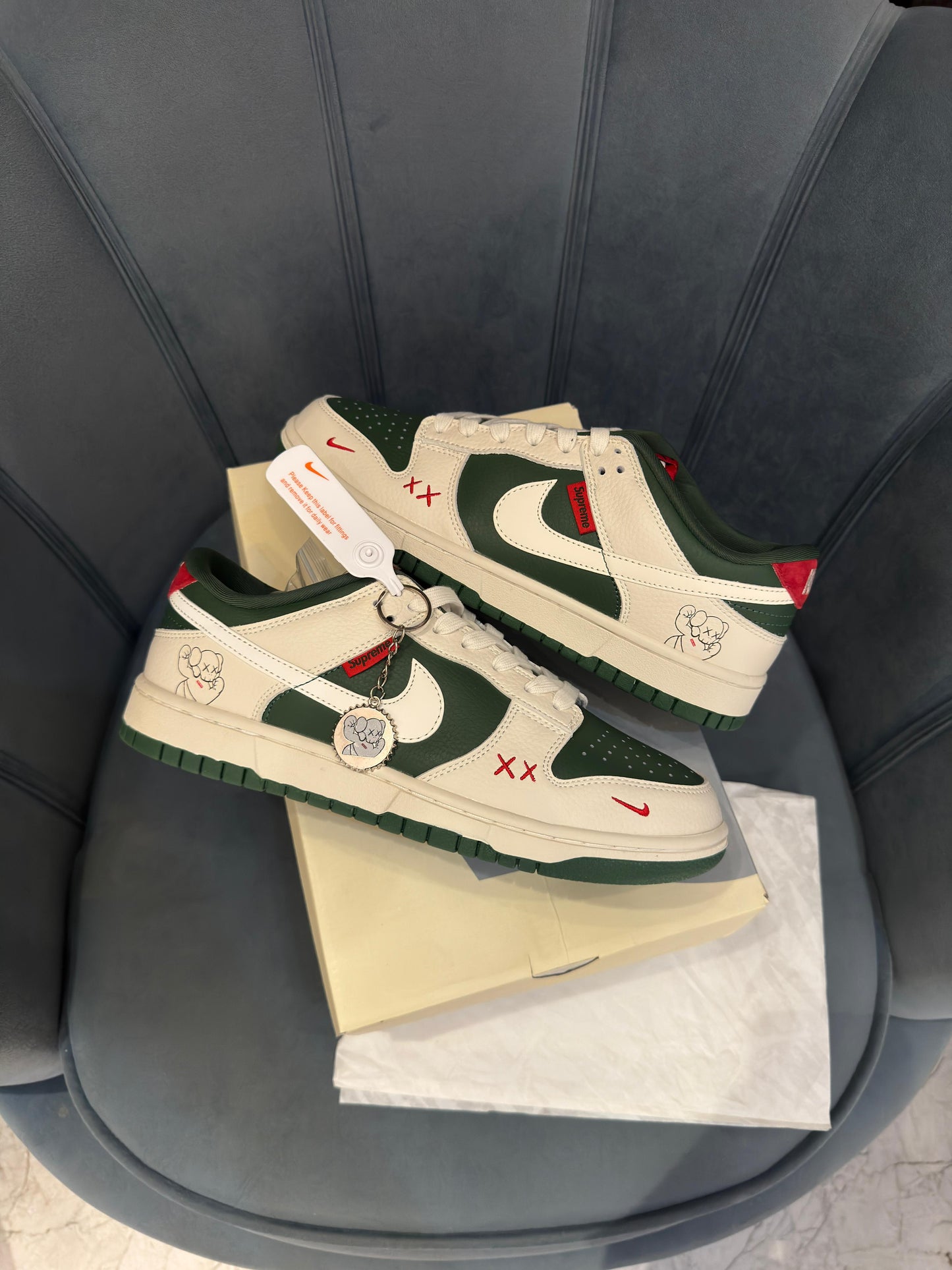 Nike sb dunk supreme x kaws