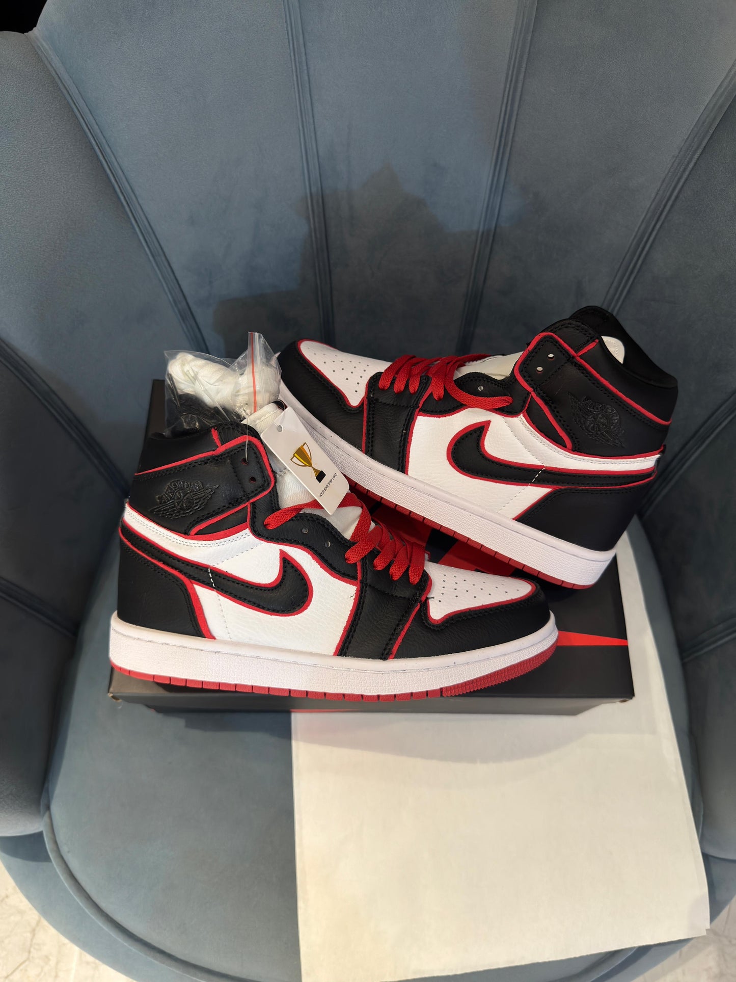 Nike air jordan 1s bloodline