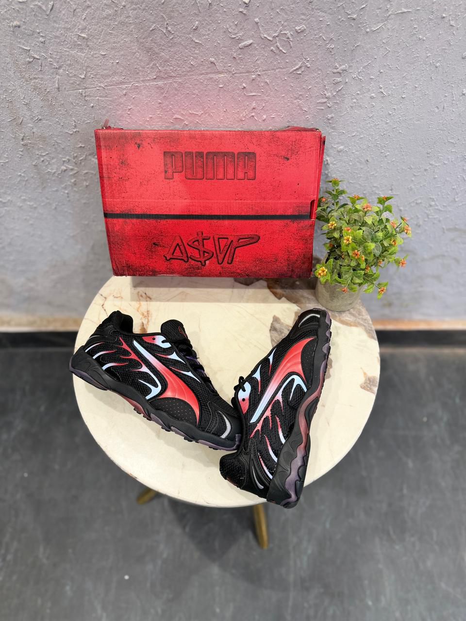 Puma inhale asap pale red