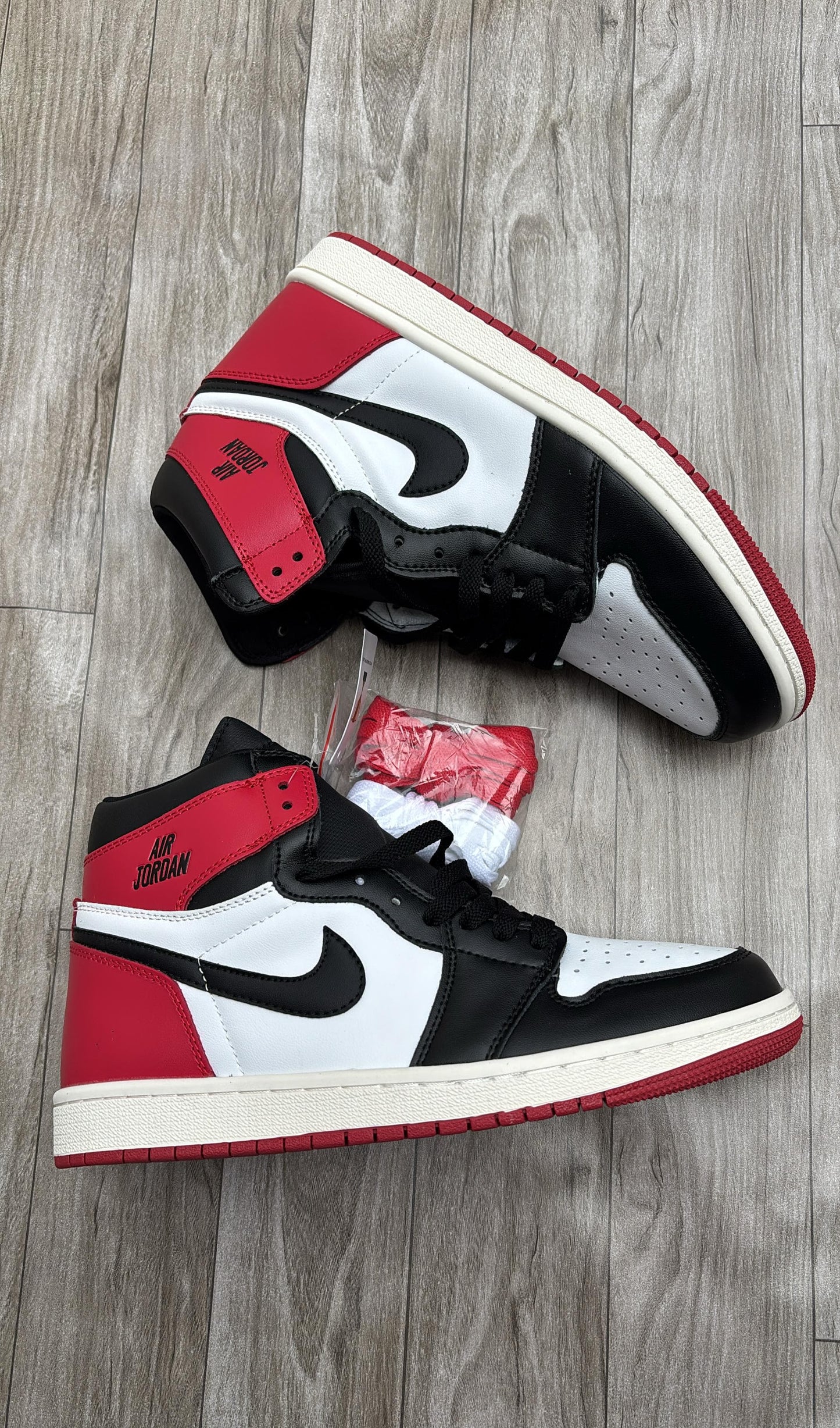 Nike air jordan 1s retro high og black toe