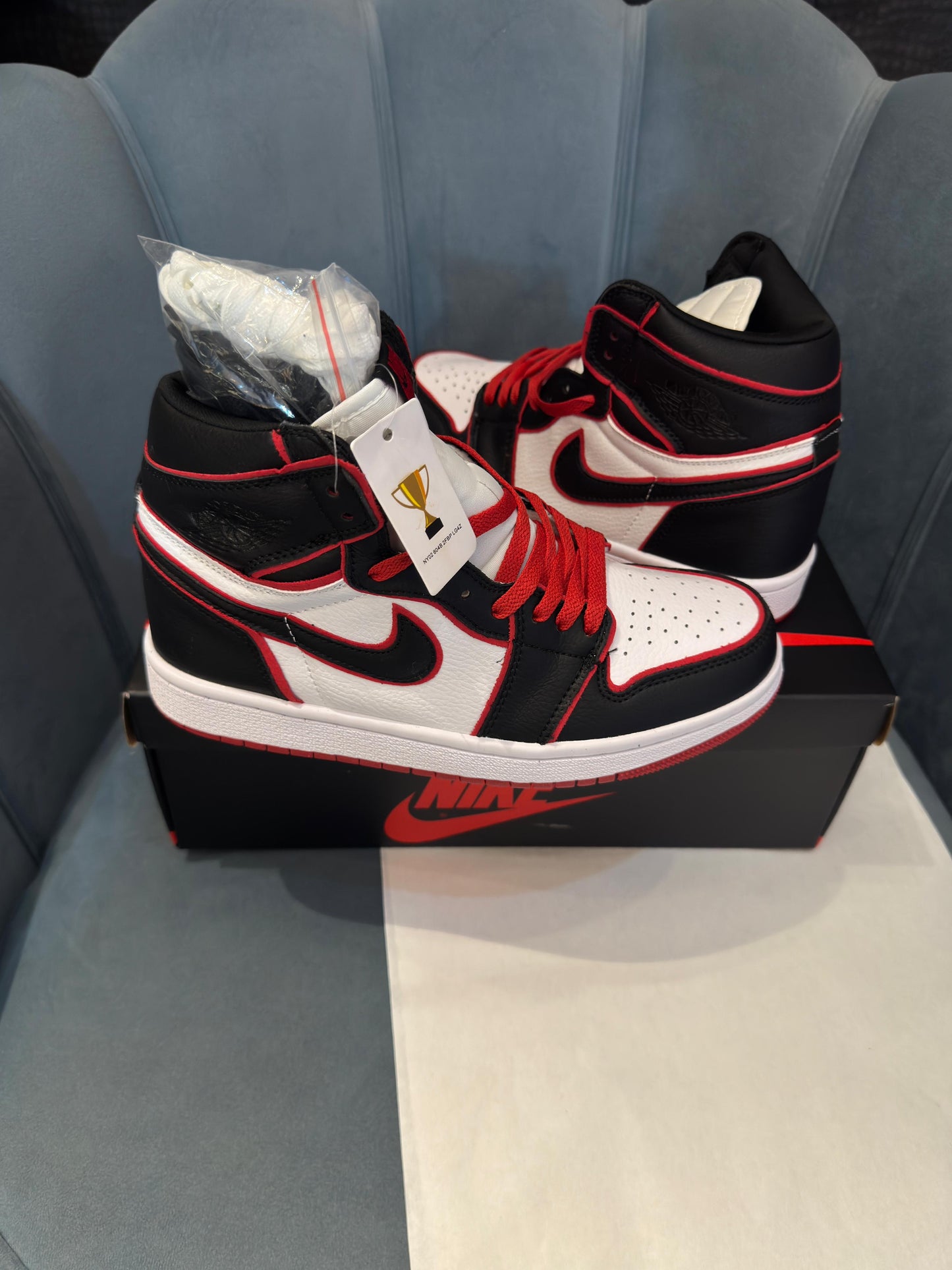 Nike air jordan 1s bloodline