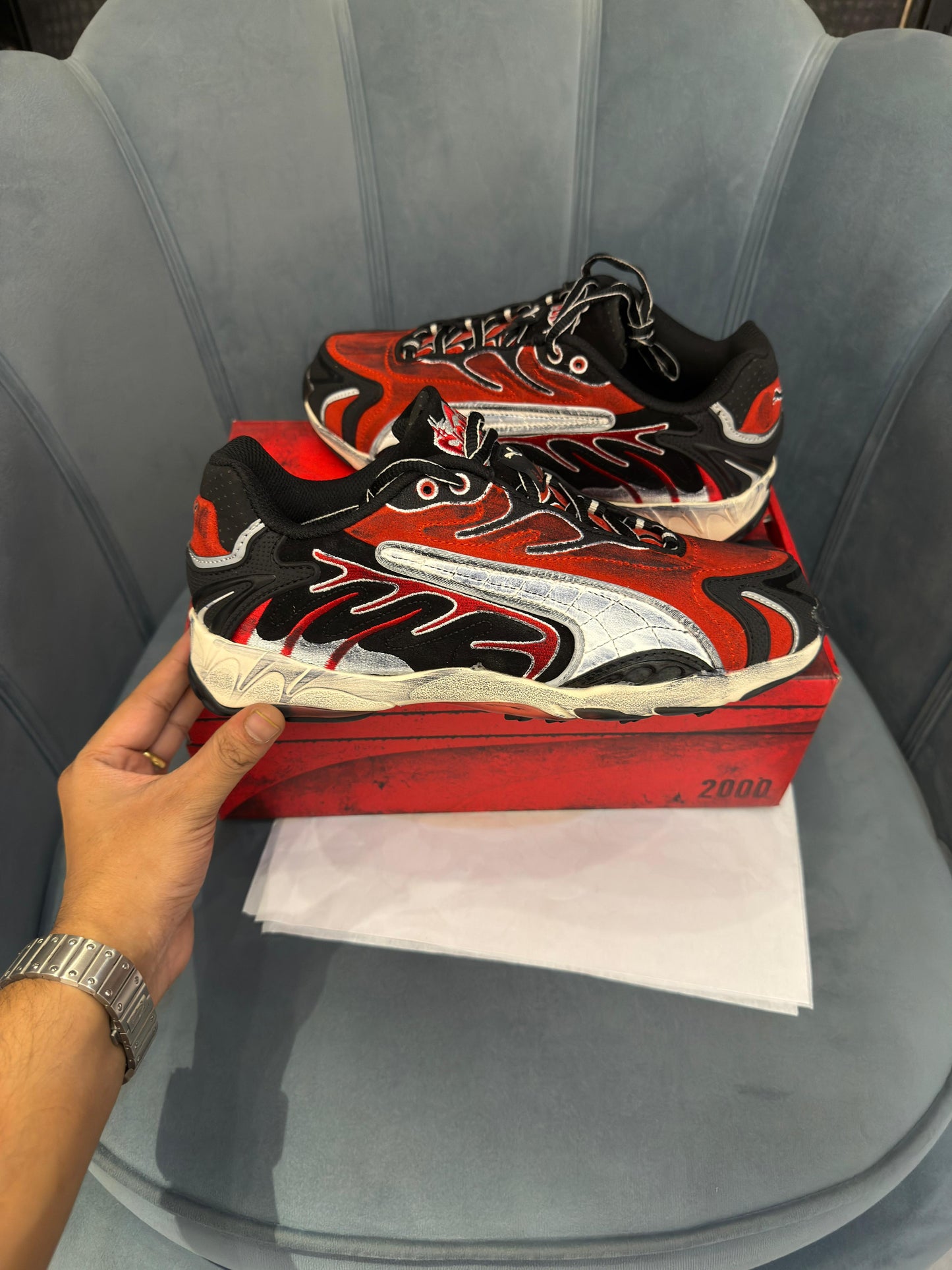 Puma inhale asap red white black