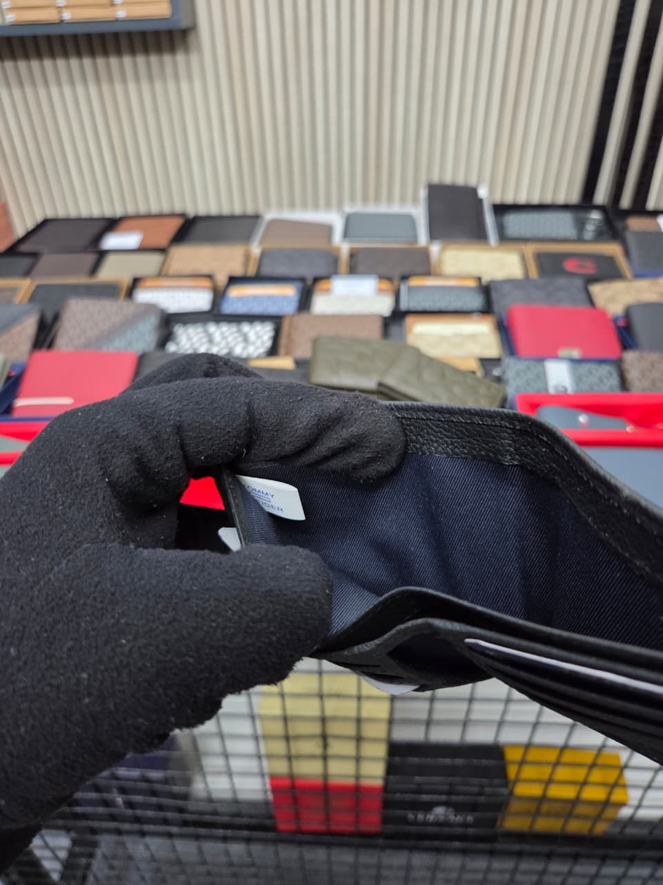 Tommy Hilfiger wallet + keychain combo