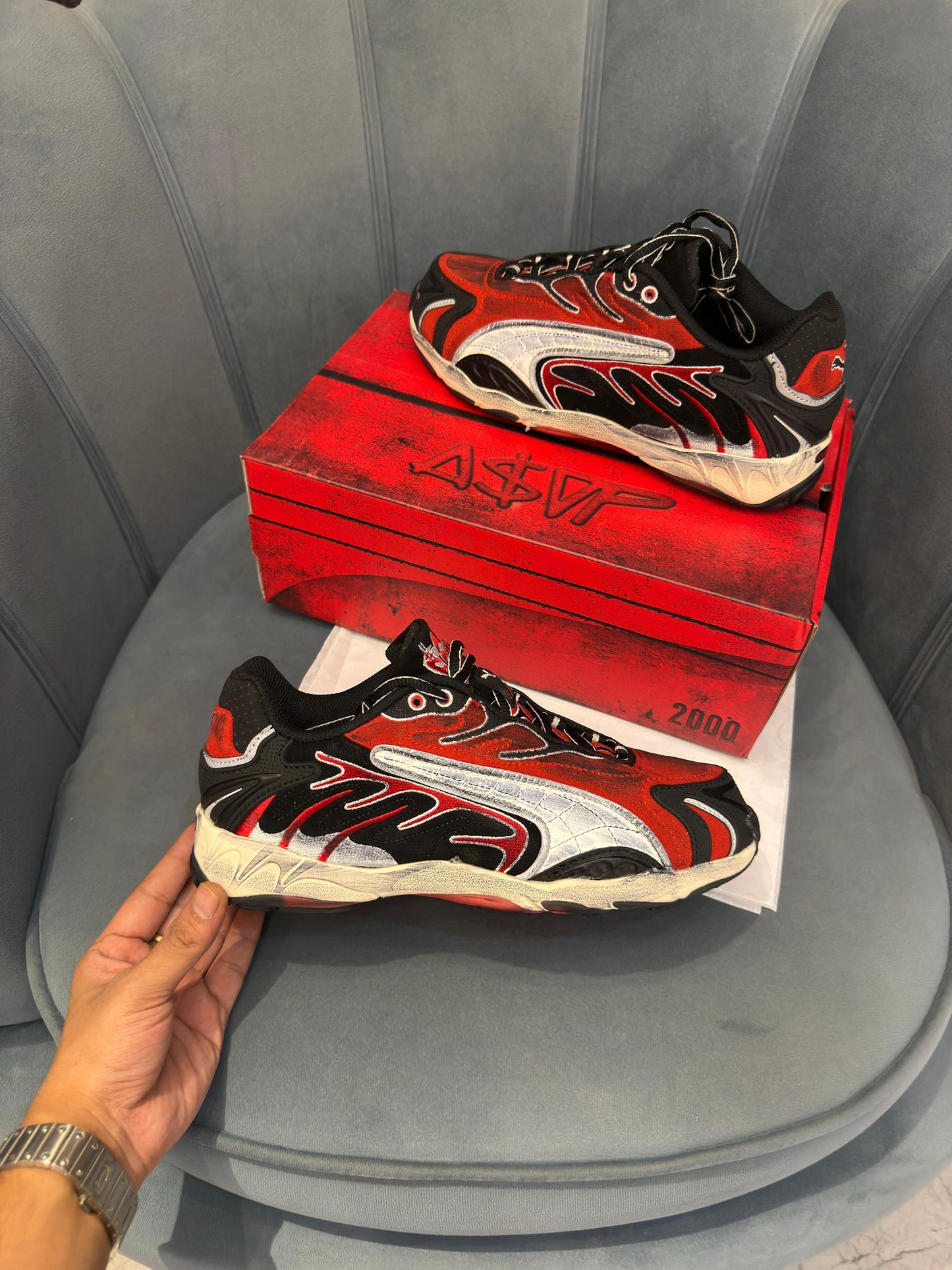 Puma inhale asap red white black