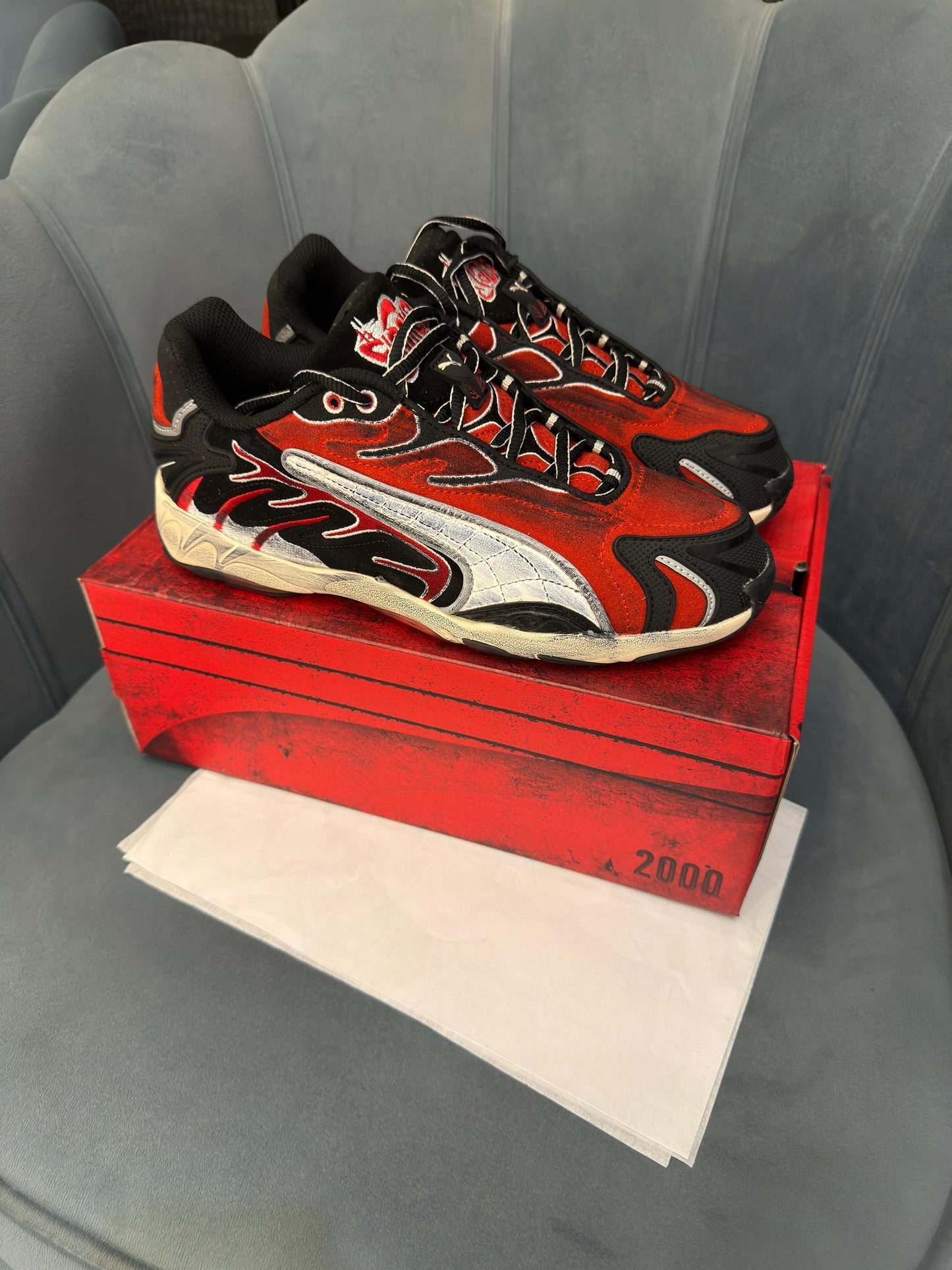 Puma inhale asap red white black